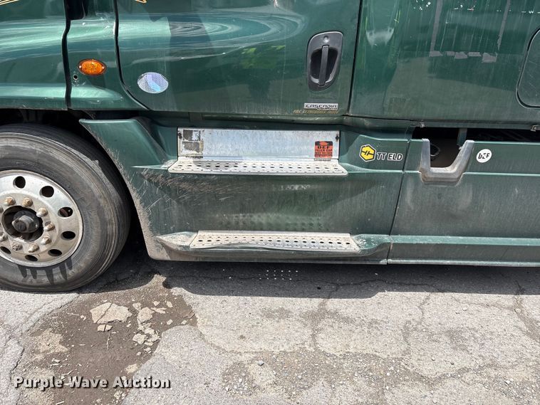 image for item YA3749 2018 Freightliner Cascadia semi truck