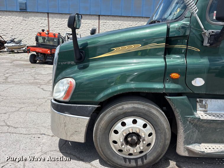 image for item YA3749 2018 Freightliner Cascadia semi truck
