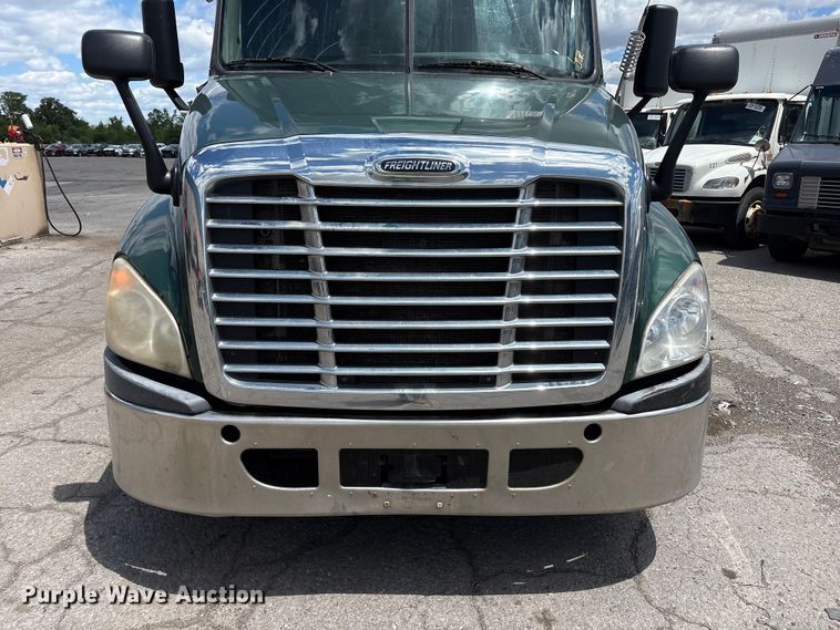 image for item YA3749 2018 Freightliner Cascadia semi truck