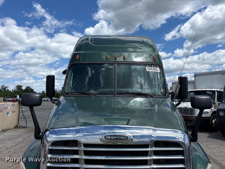 image for item YA3749 2018 Freightliner Cascadia semi truck