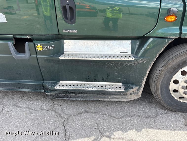 image for item YA3749 2018 Freightliner Cascadia semi truck