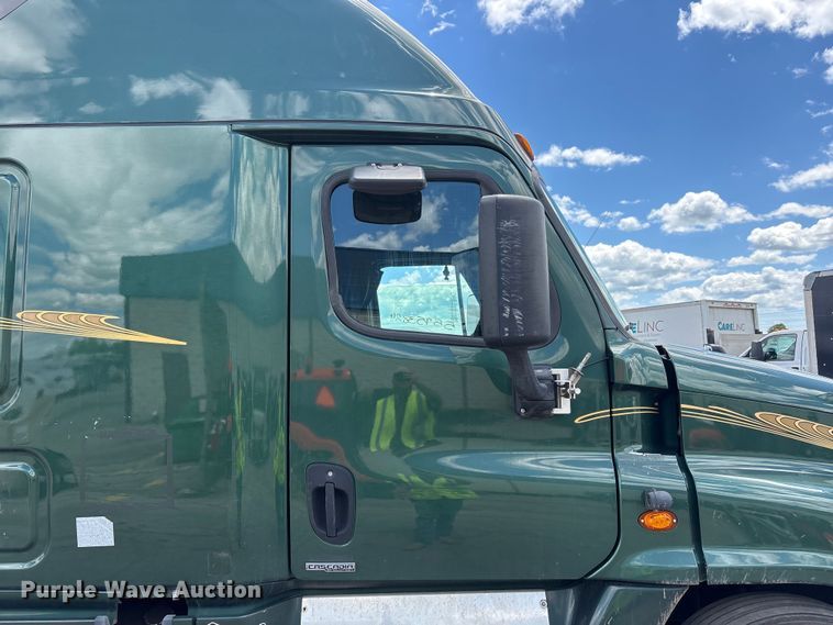 image for item YA3749 2018 Freightliner Cascadia semi truck