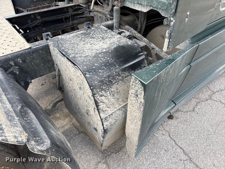 image for item YA3749 2018 Freightliner Cascadia semi truck