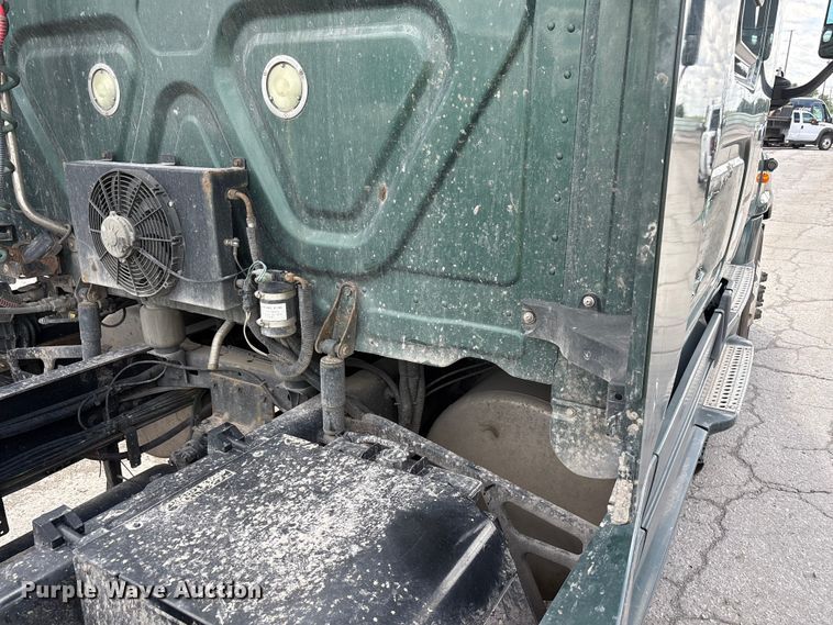 image for item YA3749 2018 Freightliner Cascadia semi truck