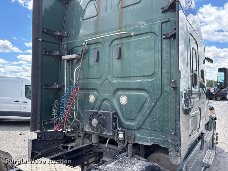 image for item YA3749 2018 Freightliner Cascadia semi truck