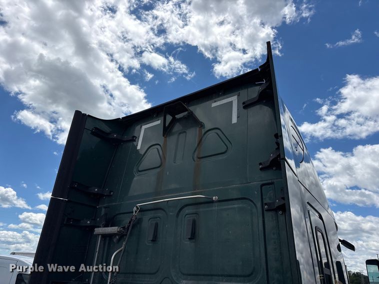 image for item YA3749 2018 Freightliner Cascadia semi truck