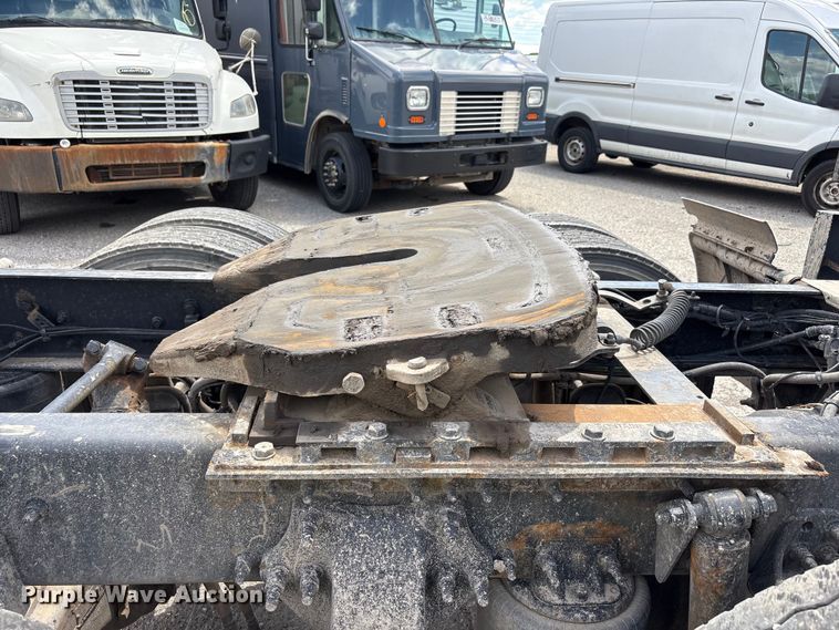 image for item YA3749 2018 Freightliner Cascadia semi truck