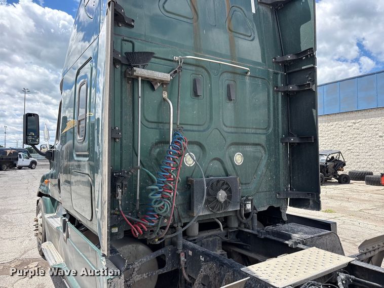 image for item YA3749 2018 Freightliner Cascadia semi truck