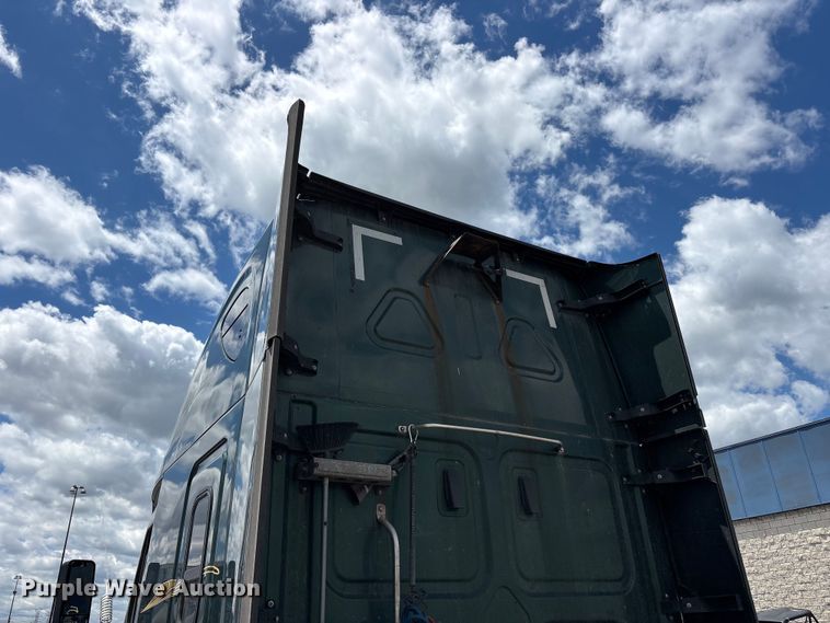 image for item YA3749 2018 Freightliner Cascadia semi truck