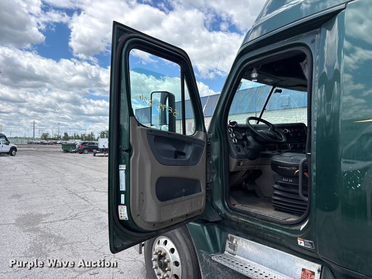 image for item YA3749 2018 Freightliner Cascadia semi truck