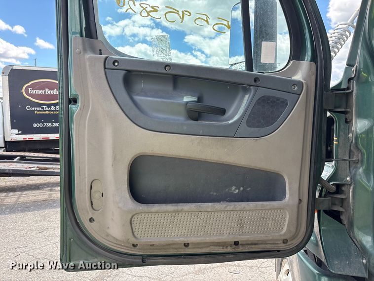 image for item YA3749 2018 Freightliner Cascadia semi truck