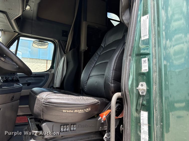 image for item YA3749 2018 Freightliner Cascadia semi truck