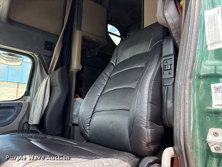 image for item YA3749 2018 Freightliner Cascadia semi truck