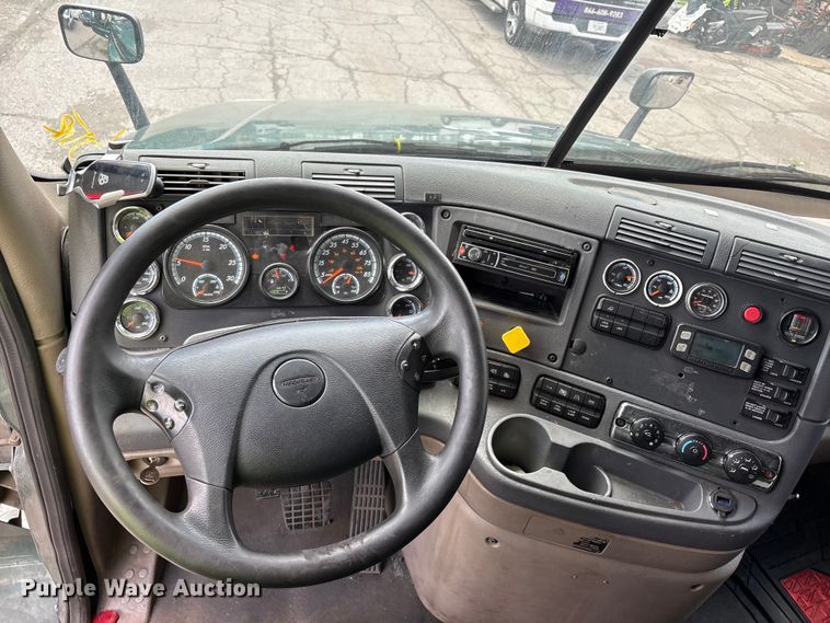 image for item YA3749 2018 Freightliner Cascadia semi truck