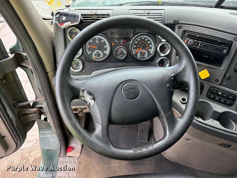 image for item YA3749 2018 Freightliner Cascadia semi truck