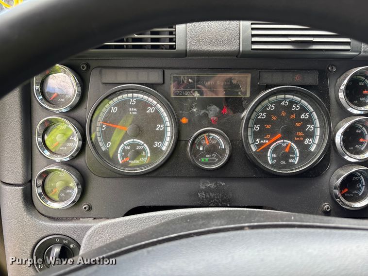 image for item YA3749 2018 Freightliner Cascadia semi truck