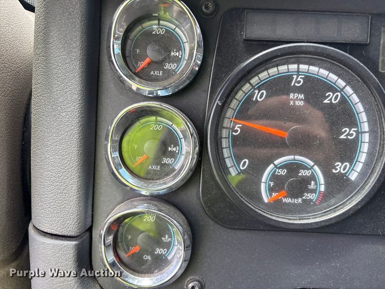 image for item YA3749 2018 Freightliner Cascadia semi truck