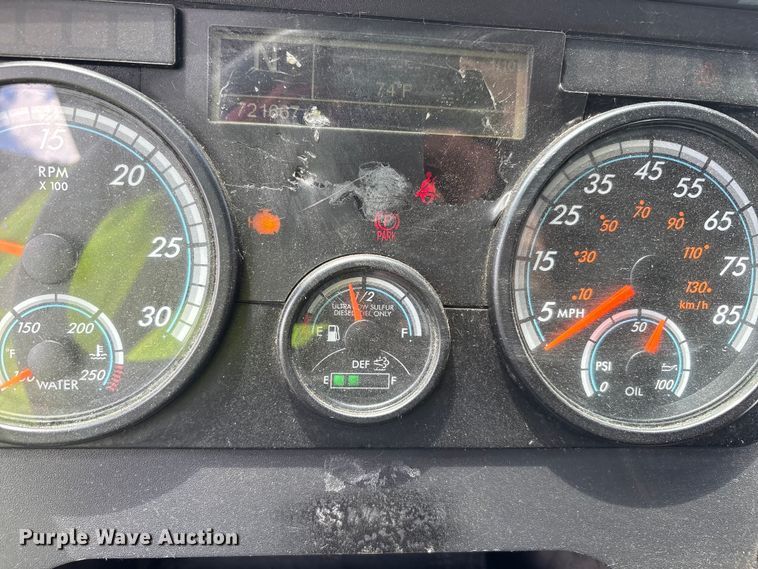 image for item YA3749 2018 Freightliner Cascadia semi truck