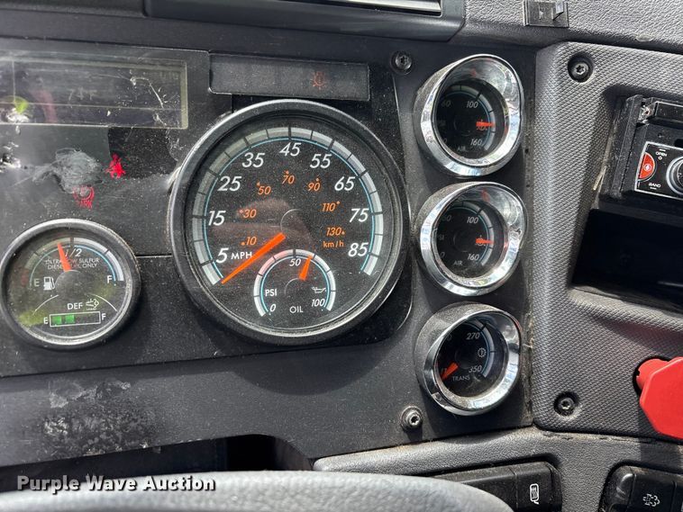 image for item YA3749 2018 Freightliner Cascadia semi truck
