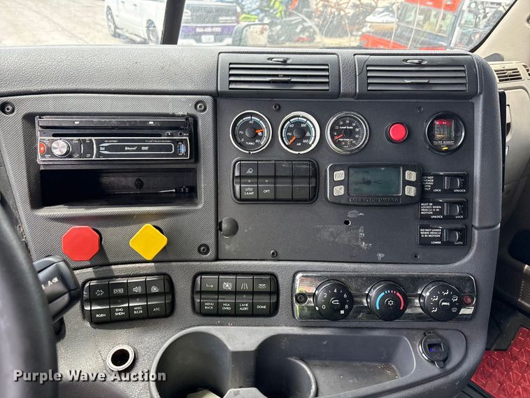 image for item YA3749 2018 Freightliner Cascadia semi truck