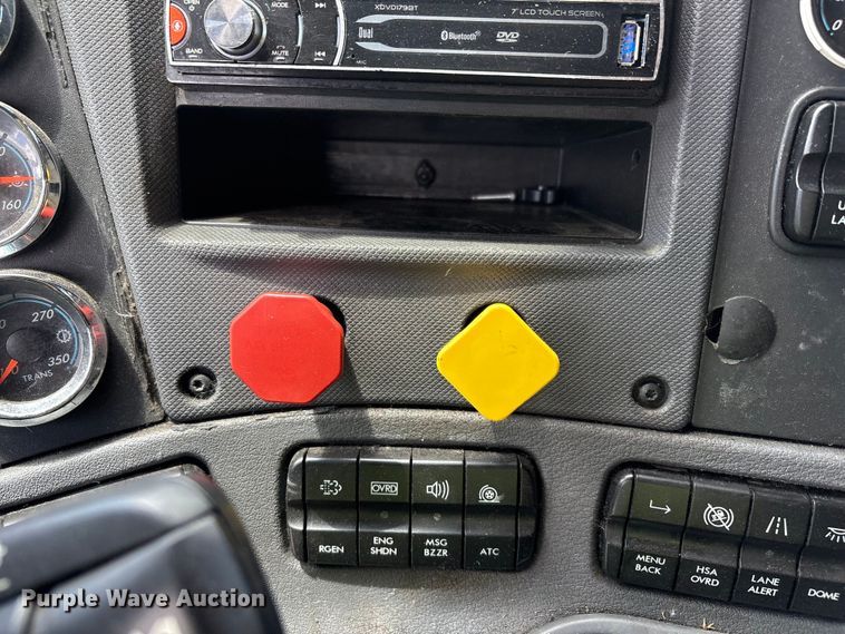 image for item YA3749 2018 Freightliner Cascadia semi truck