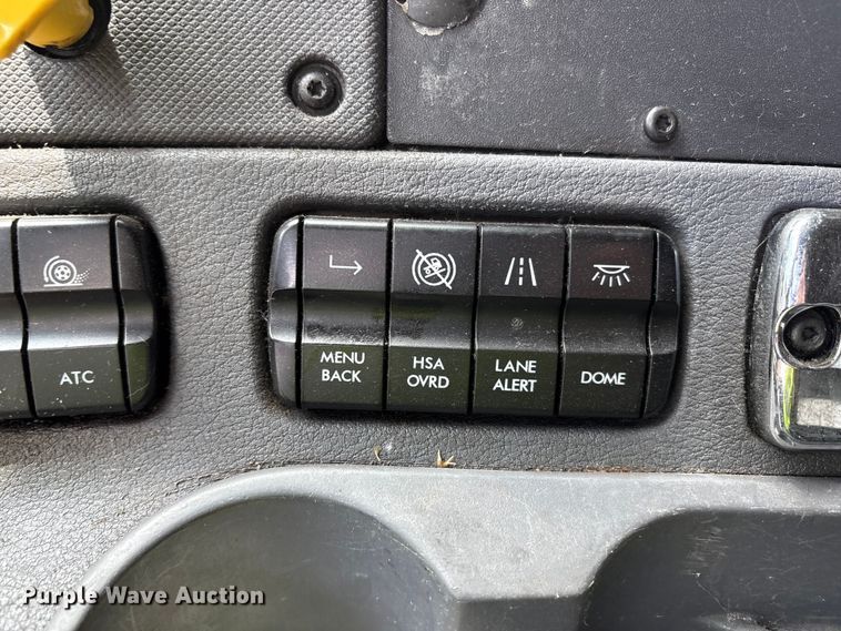 image for item YA3749 2018 Freightliner Cascadia semi truck