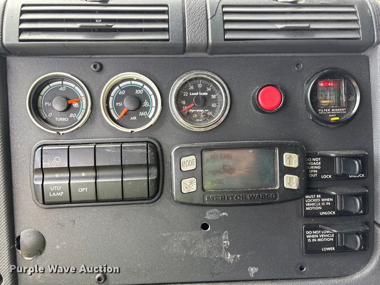 image for item YA3749 2018 Freightliner Cascadia semi truck