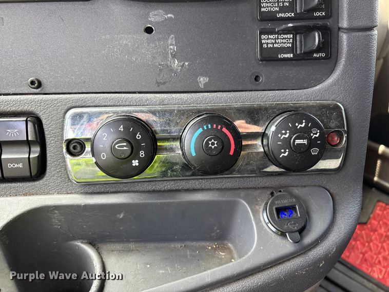 image for item YA3749 2018 Freightliner Cascadia semi truck