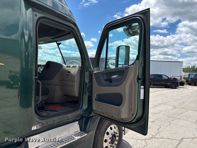 image for item YA3749 2018 Freightliner Cascadia semi truck