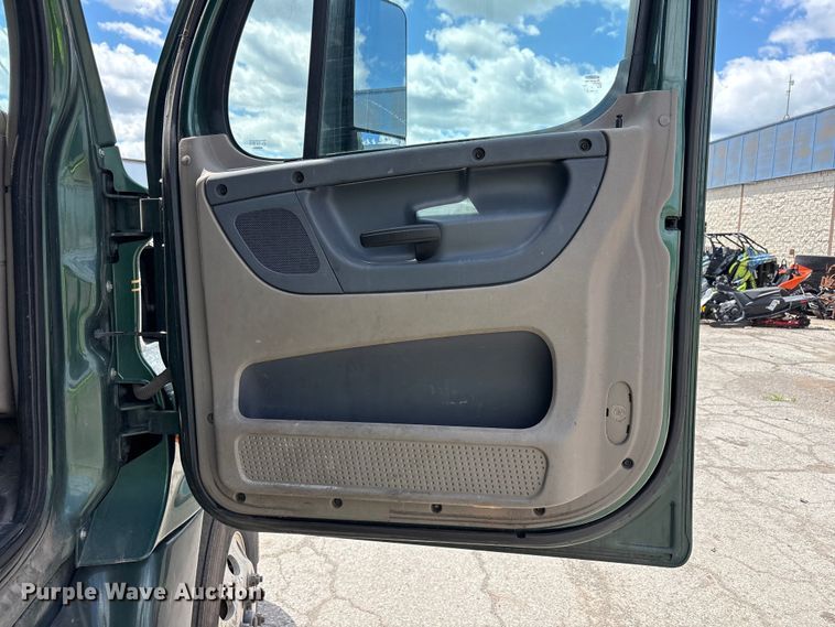 image for item YA3749 2018 Freightliner Cascadia semi truck