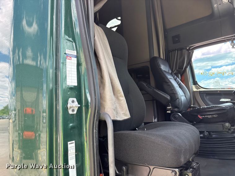 image for item YA3749 2018 Freightliner Cascadia semi truck