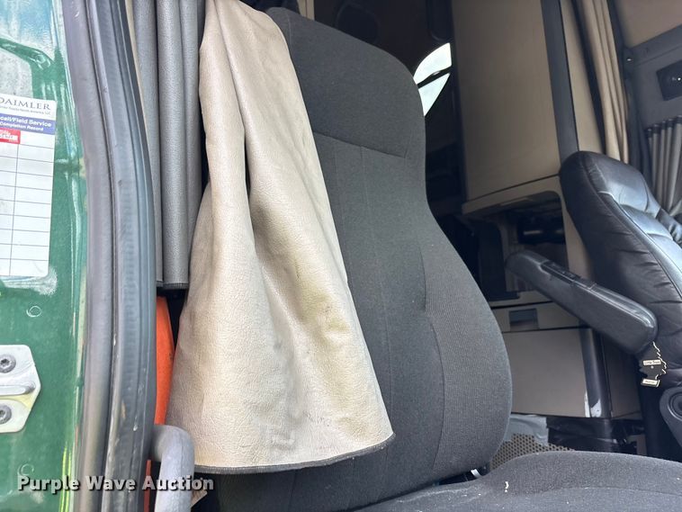 image for item YA3749 2018 Freightliner Cascadia semi truck