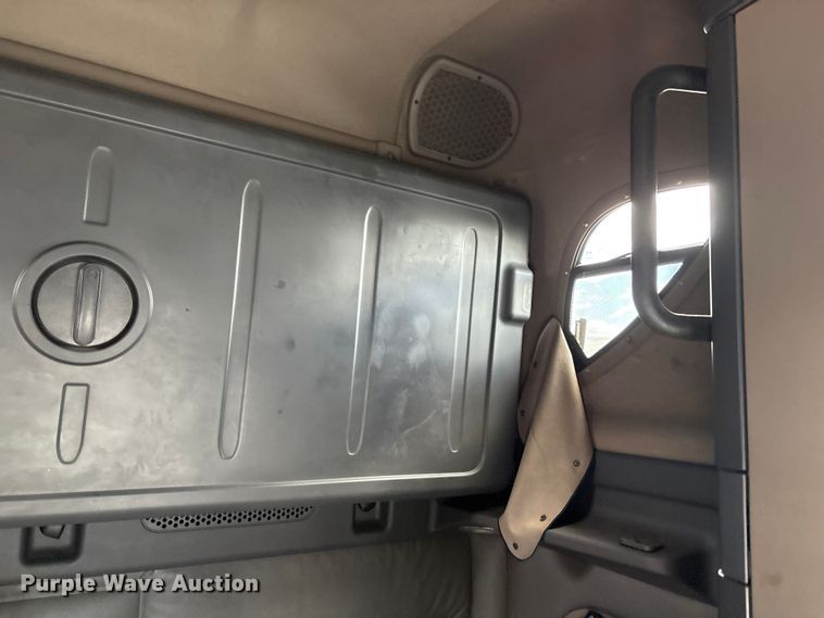 image for item YA3749 2018 Freightliner Cascadia semi truck