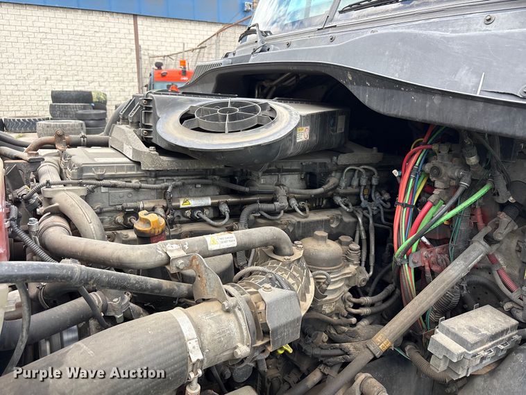 image for item YA3749 2018 Freightliner Cascadia semi truck
