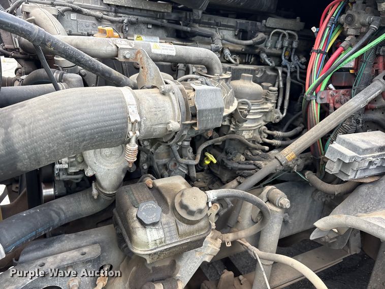 image for item YA3749 2018 Freightliner Cascadia semi truck