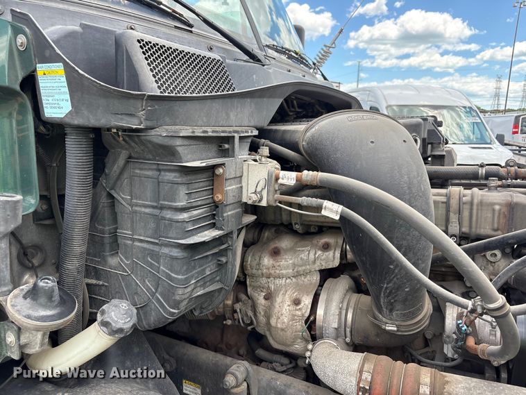 image for item YA3749 2018 Freightliner Cascadia semi truck