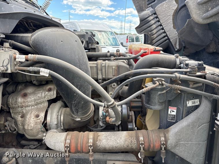image for item YA3749 2018 Freightliner Cascadia semi truck