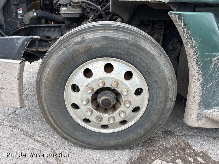image for item YA3749 2018 Freightliner Cascadia semi truck