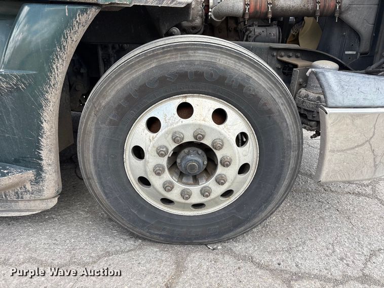 image for item YA3749 2018 Freightliner Cascadia semi truck