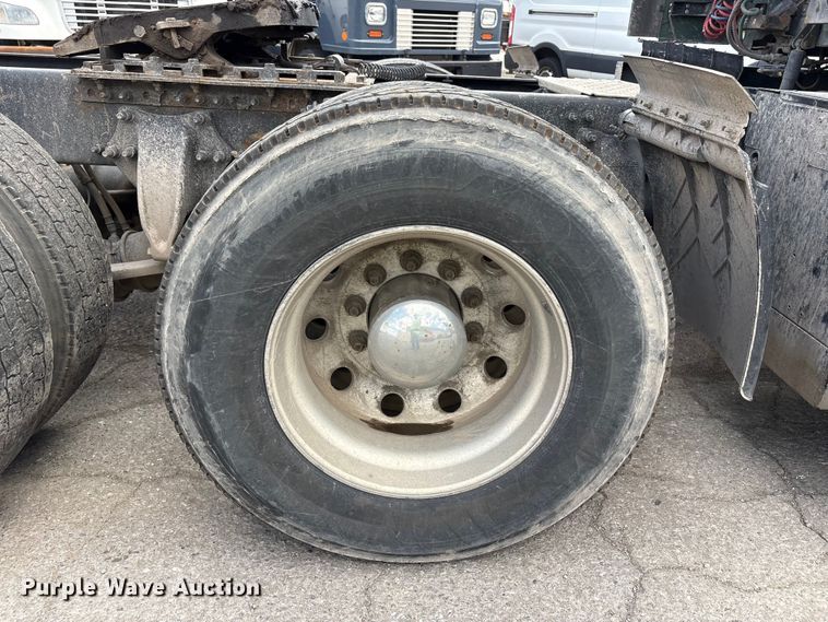 image for item YA3749 2018 Freightliner Cascadia semi truck