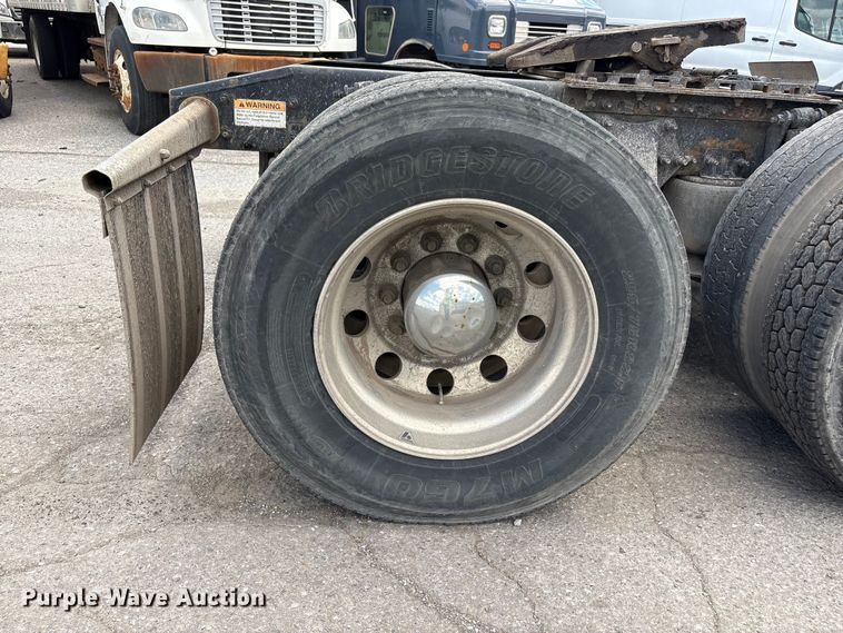 image for item YA3749 2018 Freightliner Cascadia semi truck
