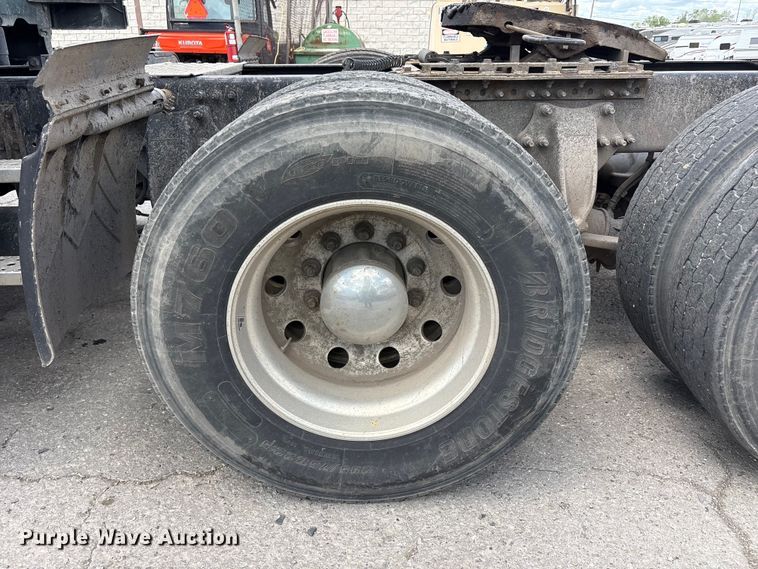 image for item YA3749 2018 Freightliner Cascadia semi truck