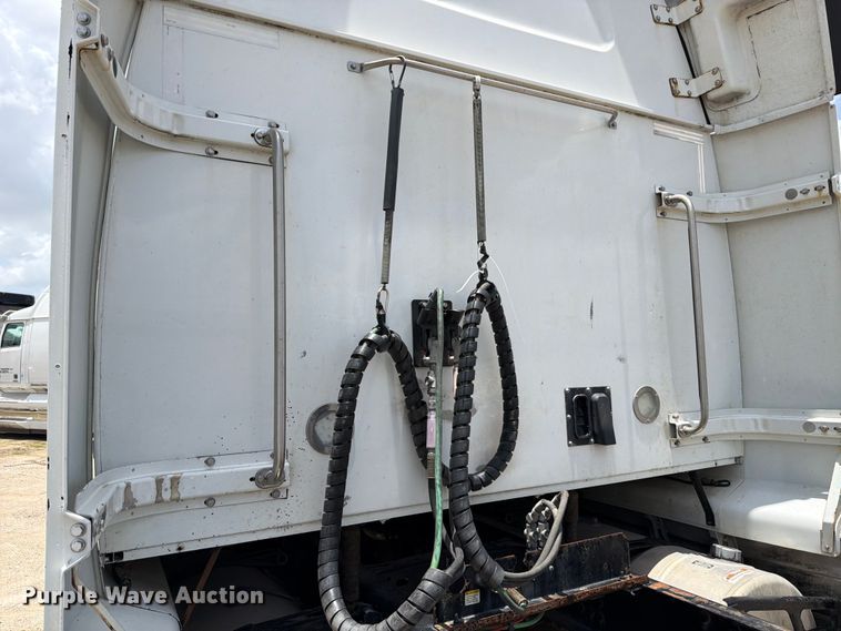 image for item YA3813 2022 Western Star 5700XE semi truck