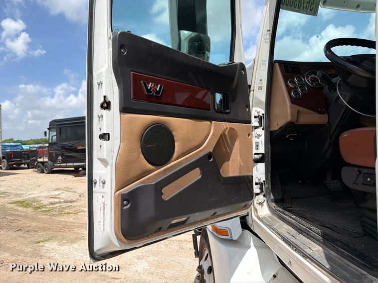 image for item YA3814 2022 Western Star 5700XE semi truck