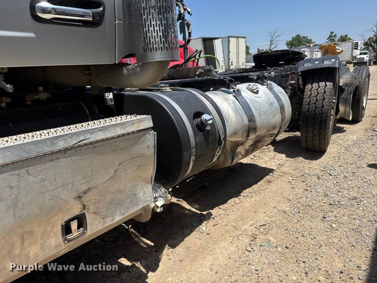 image for item YA3858 2016 Peterbilt 567 semi truck