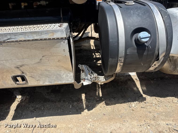 image for item YA3858 2016 Peterbilt 567 semi truck