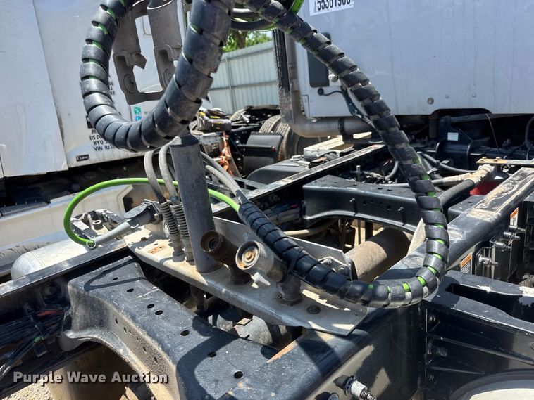 image for item YA3858 2016 Peterbilt 567 semi truck