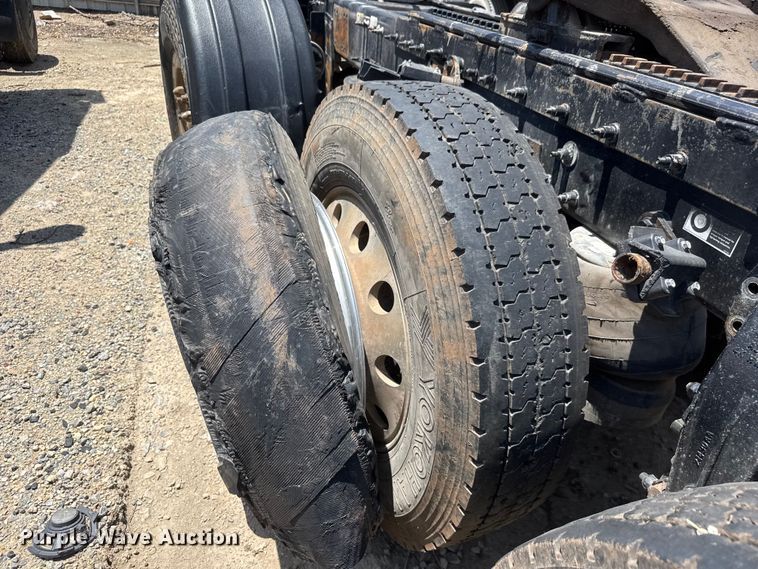 image for item YA3858 2016 Peterbilt 567 semi truck