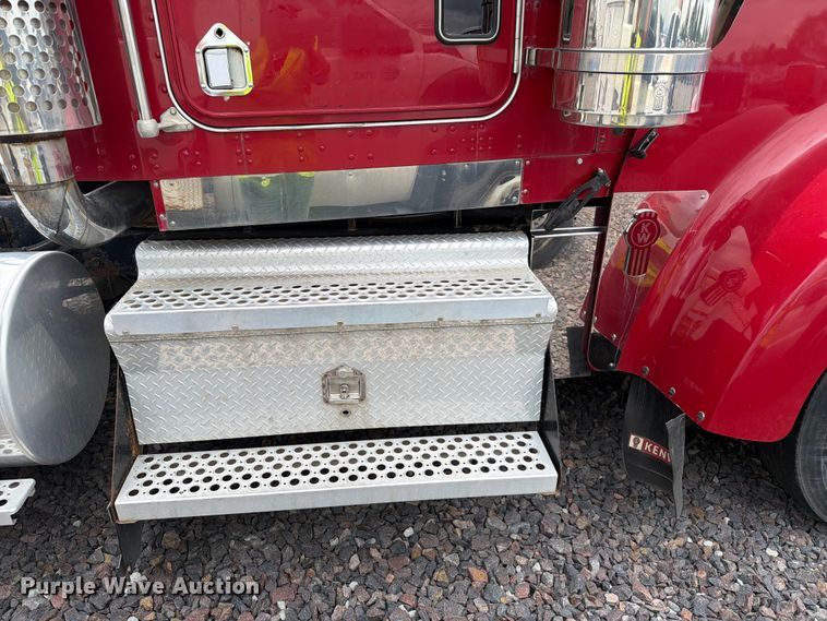 image for item YA3932 2006 Kenworth W900 semi truck