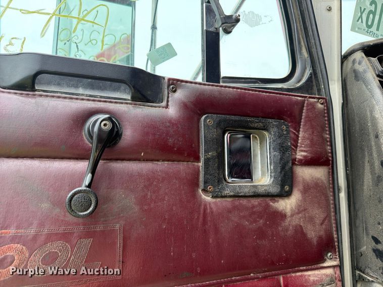 image for item YA3932 2006 Kenworth W900 semi truck